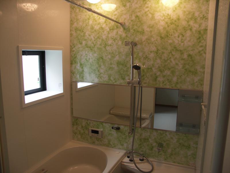浴室です。爽やかな緑の壁にしました。