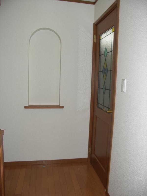 玄関ホールの飾り棚。
リビングの入り口扉にはデザインガラスを採用しました。