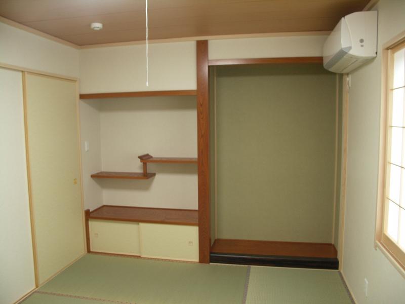 和室には違い棚を設け、趣きのある空間になりました。