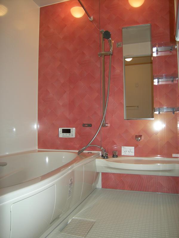 赤色の壁が印象的なお風呂です。