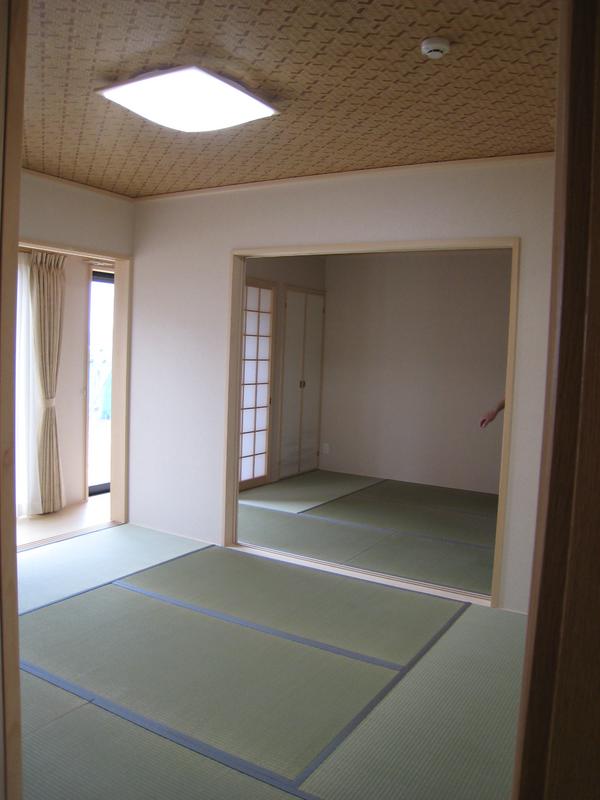 ２間続きの和室です。手前の室の畳はわら床(厚55mm)です。わら床ならではの良さがありますね。
