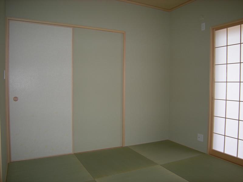 琉球畳が敷かれ、落ち着いた癒しの和室です。