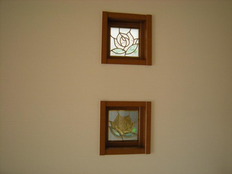 LDKの壁にお客様お気に入りの薔薇のステンドグラスです。