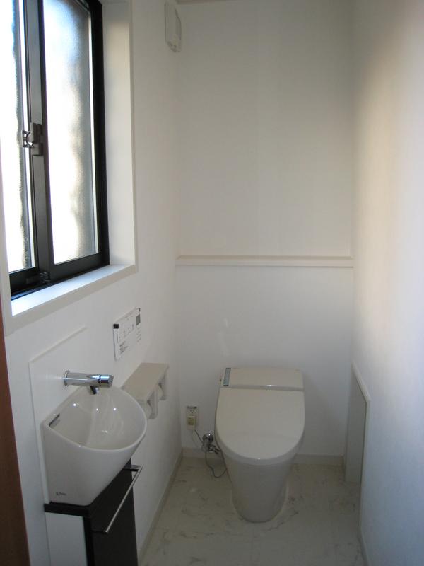 １階トイレです。ホワイト系で統一されており清潔感たっぷりの空間です。
