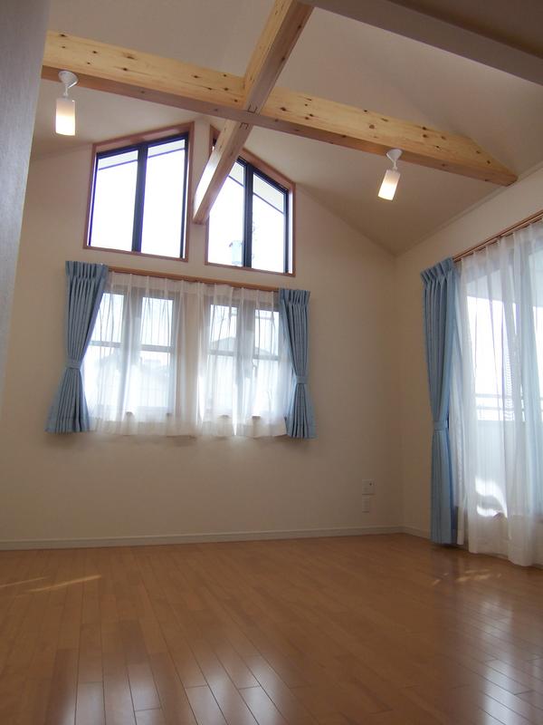 ２階勾配天井の洋室です。日差しがよく入り、暖かいお部屋です。