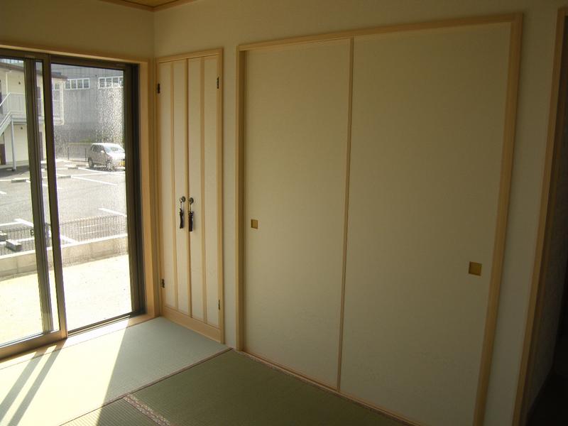 こちらは和室です。白木（ヒノキ）枠でまとめられた落ち着ける空間です。
