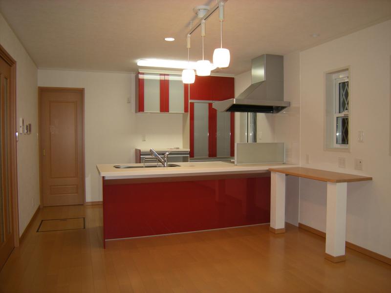 赤色が印象的なアイランド
キッチンです。