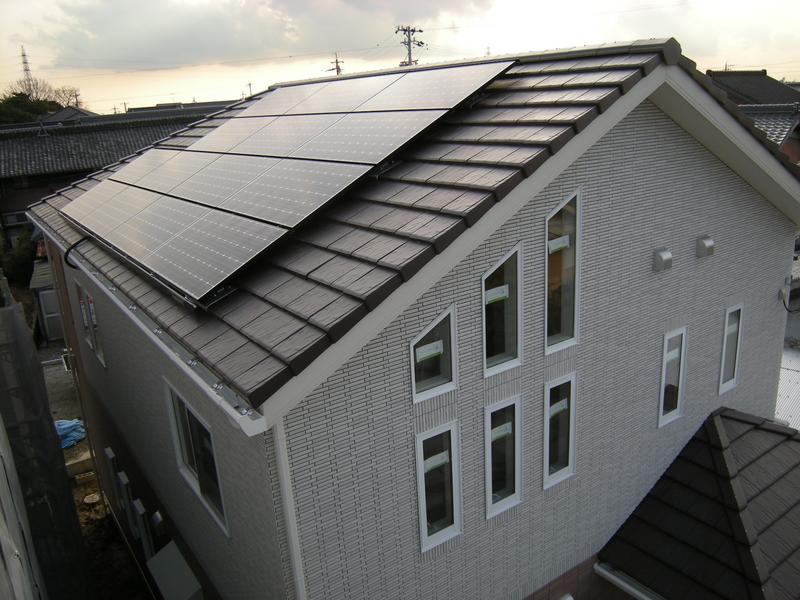 屋根の上には、Panasonic製
の太陽光発電パネルを
備えています！
