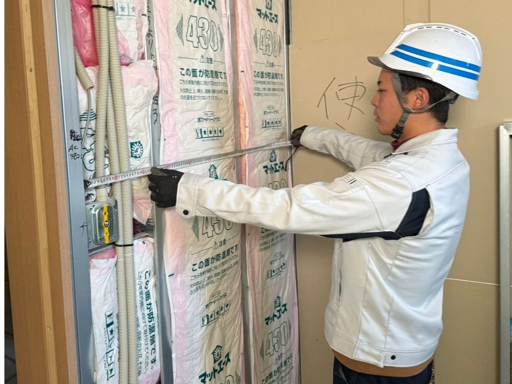 株式会社クサカは、110年続く歴史のある会社で基盤もあり、地元中心の会社で転勤等もなく働きやすい会社だと思い入社を決めました。また、仕事内容も地元に残るものを自分で考えて作ることができるので社会貢献できると感じたのでこの仕事を選びました。