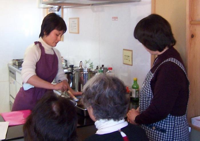 調理風景。IHヒーターの操作や特徴を聞きながら、調理を進めていきます。